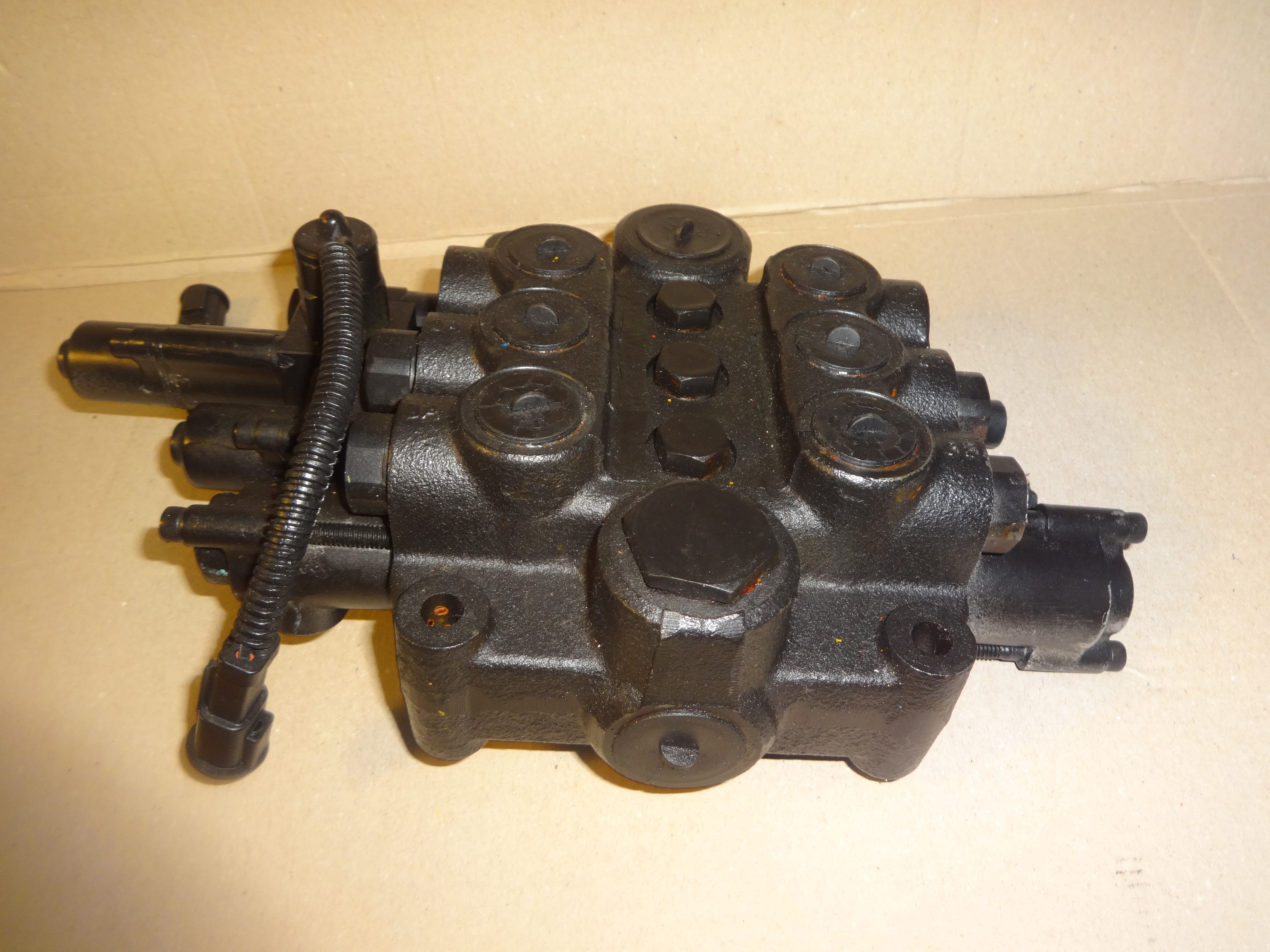 distributore-idraulico-jcb-25-223090-1 distributore idraulico jcb 25/223090