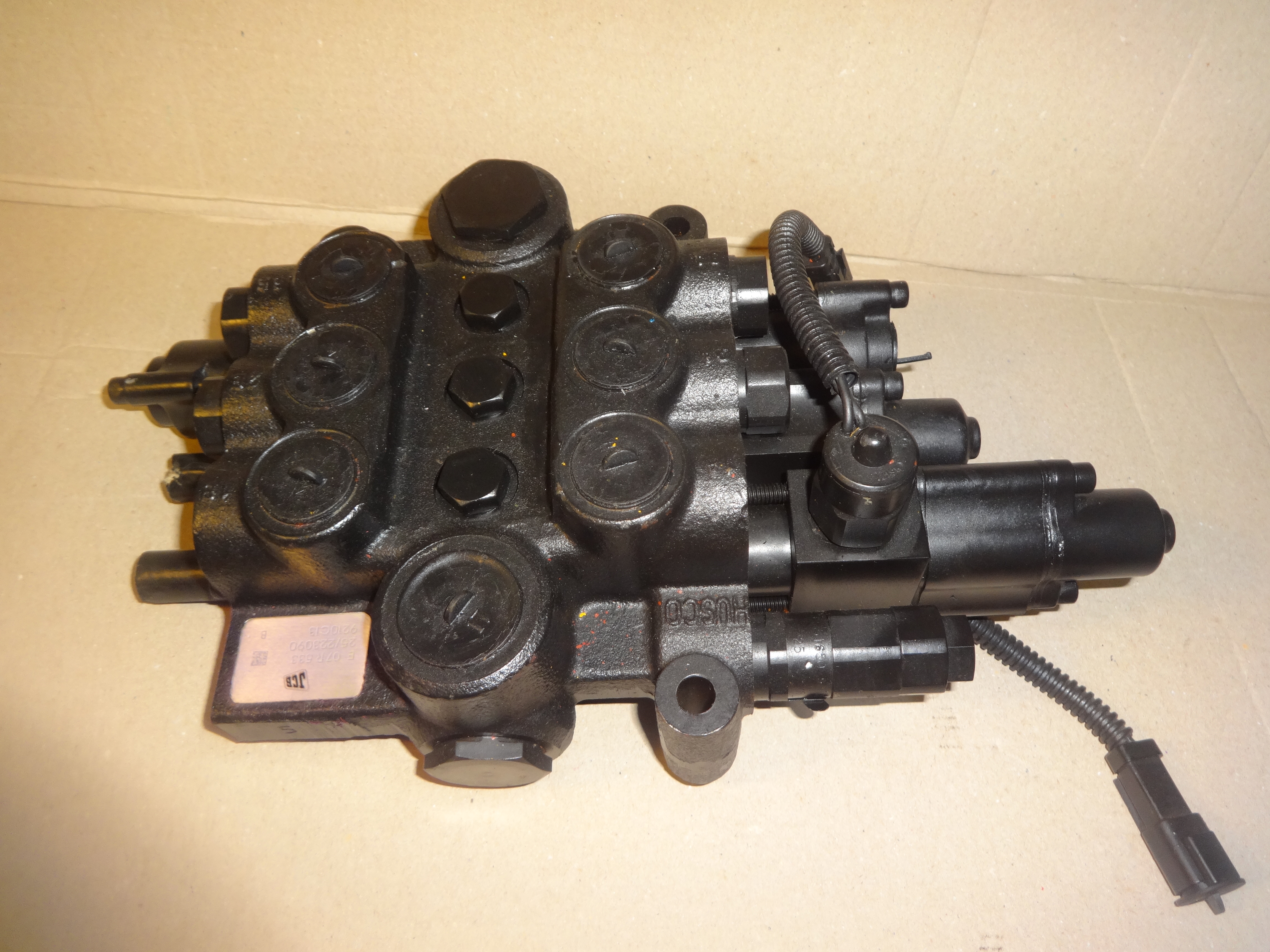 distributore-idraulico-jcb-25-223090-2 distributore idraulico jcb 25/223090