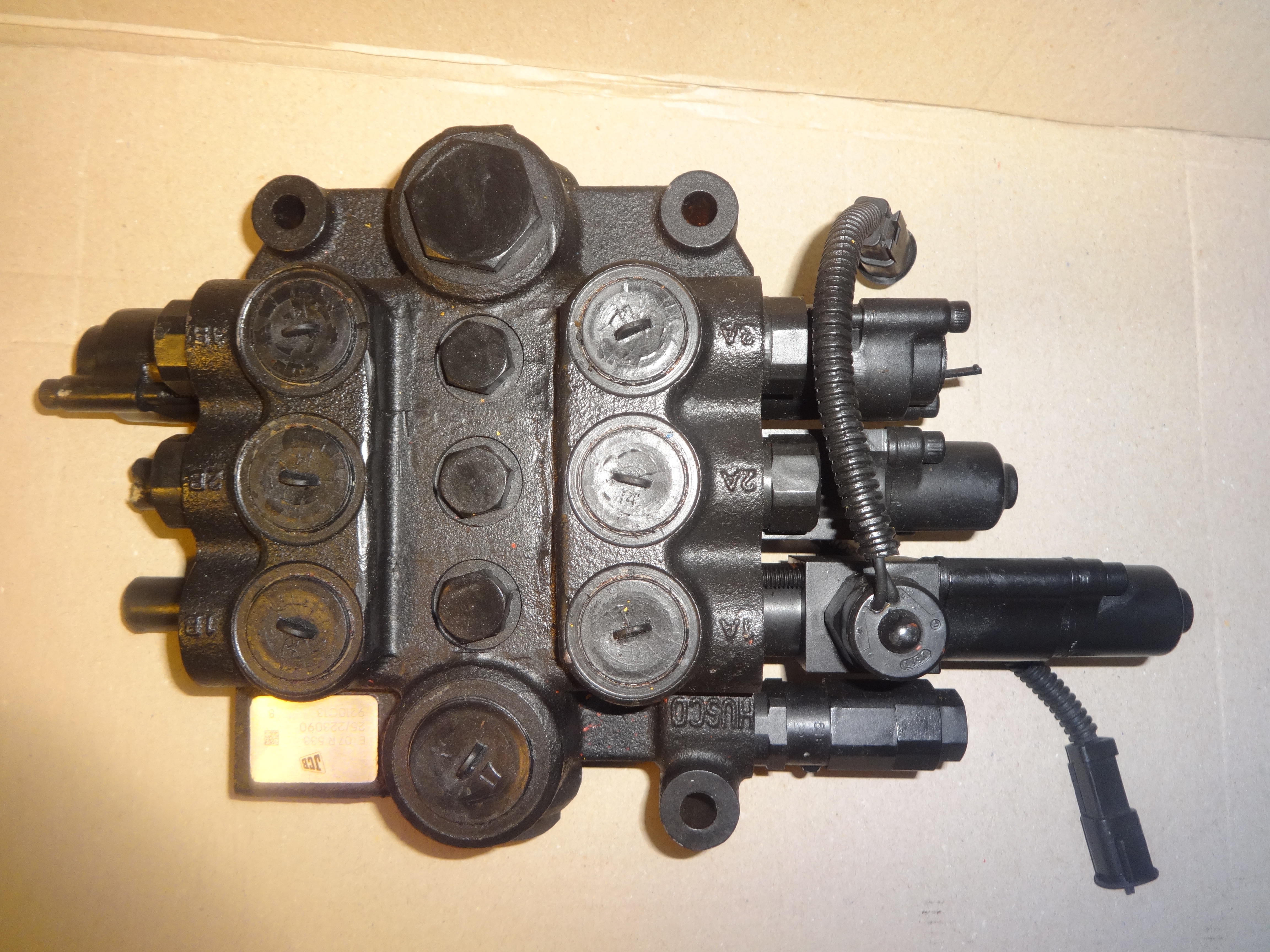 distributore-idraulico-jcb-25-223090-3 distributore idraulico jcb 25/223090