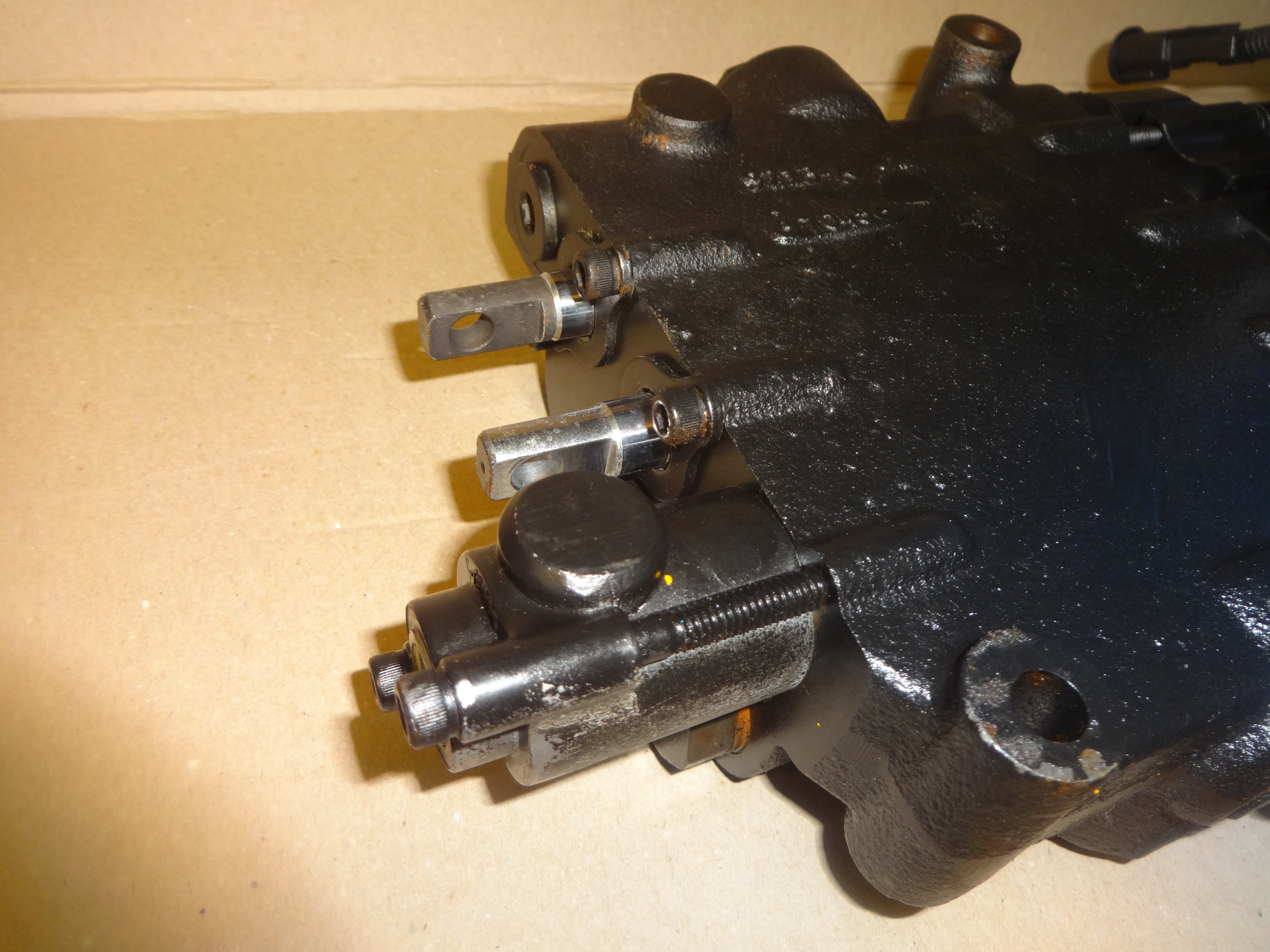 distributore-idraulico-jcb-25-223090-5 distributore idraulico jcb 25/223090