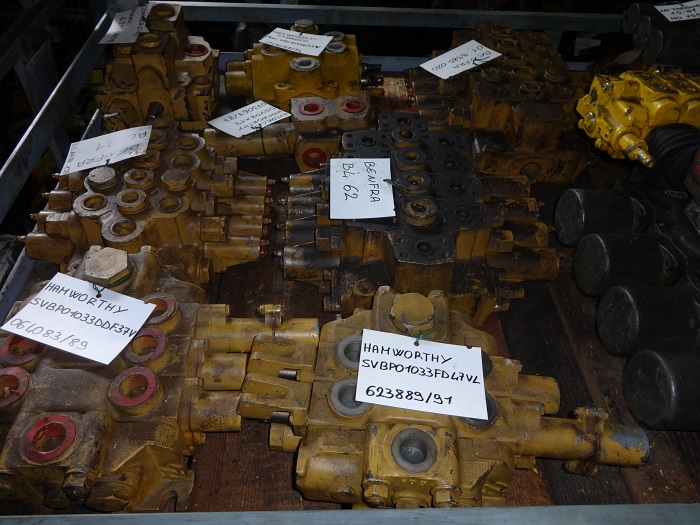 Various hydraulic valve blocks (1) Distributori idraulici vari (1)