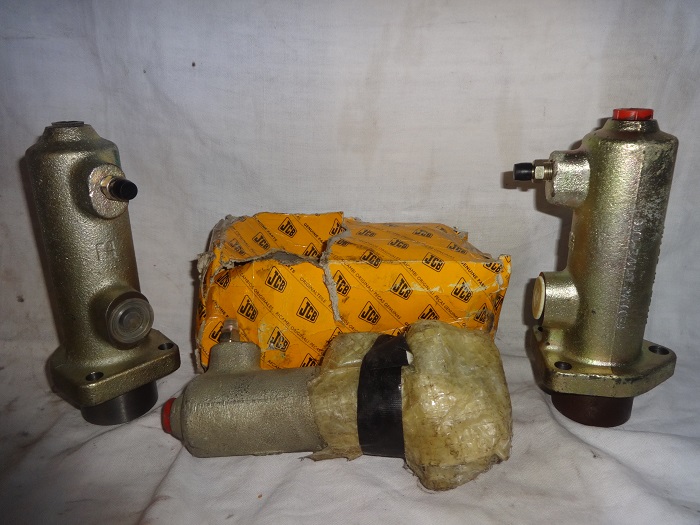 JCB 15/910900 master brake cylinder JCB 15/910900 master brake cylinder